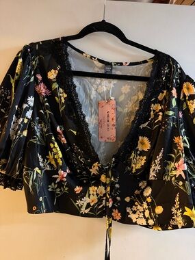 SHEIN Black Floral Lace-Trim Tie-Front Crop Top